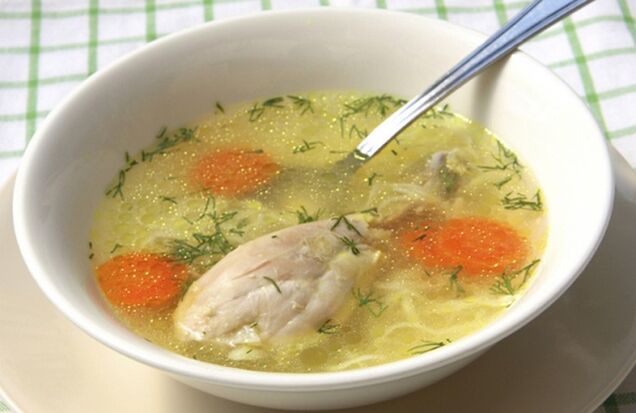 příprava zeleninové polévky s kuřecím masem pro Dukanovu dietu